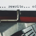 Foto door Suzy Hazelwood: https://www.pexels.com/nl-nl/foto/herschrijf-tekst-bewerken-op-een-typemachine-3631711/