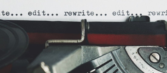 Foto door Suzy Hazelwood: https://www.pexels.com/nl-nl/foto/herschrijf-tekst-bewerken-op-een-typemachine-3631711/